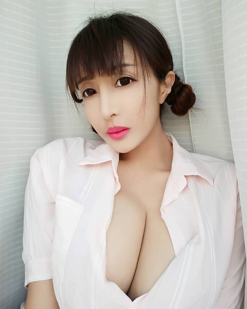 34G辣妹「蜜佧熙」露美乳吃香蕉，「雄偉的乳視角」南半球溢出了！