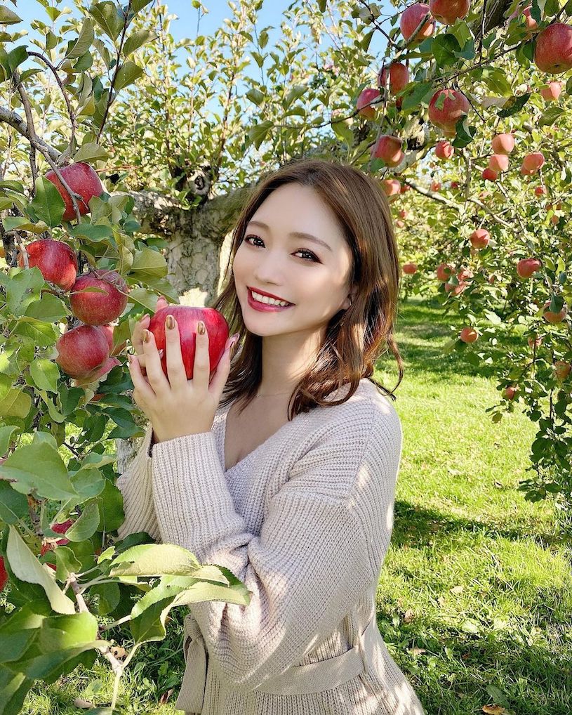 性感美胸大使「穿內衣喝飲料」，「胸前粉嫩畫面」看了好害羞喔！