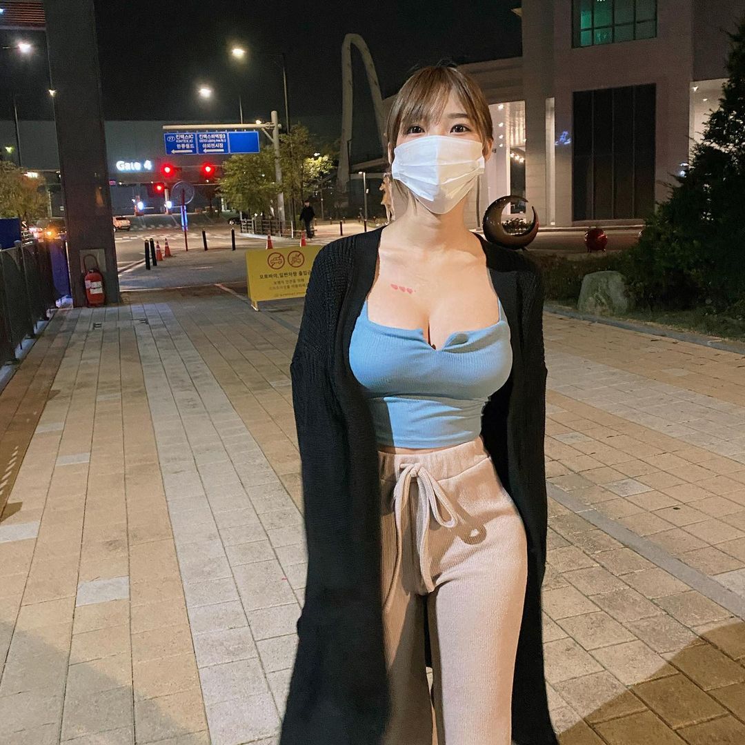 臉可以遮但奶不行！「雪乳正妹」爆奶上街　展現驚人軟實力