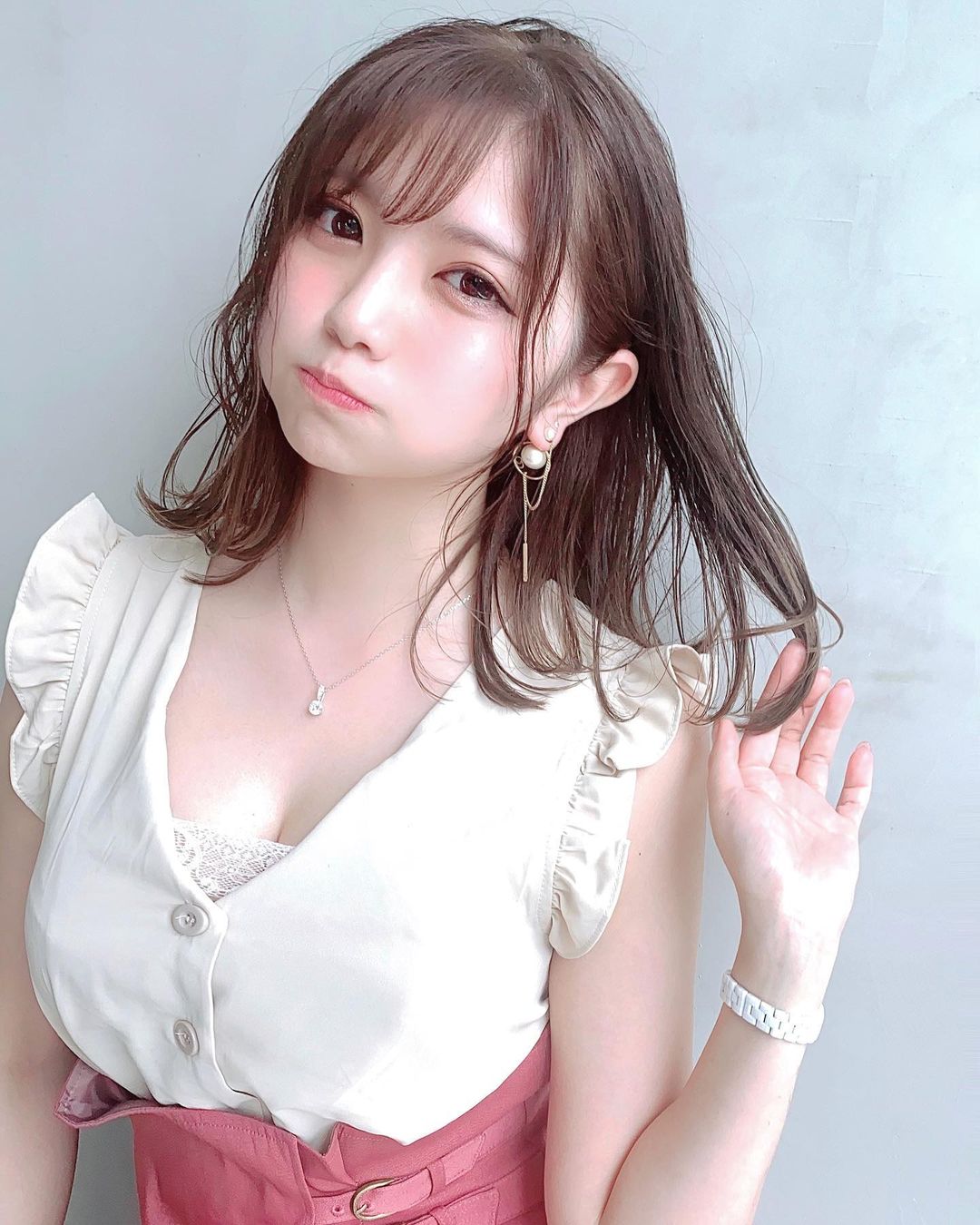 21歲「清純女大生」大眼水汪汪，沙灘彎腰露「雪白巨乳」份量也好大！