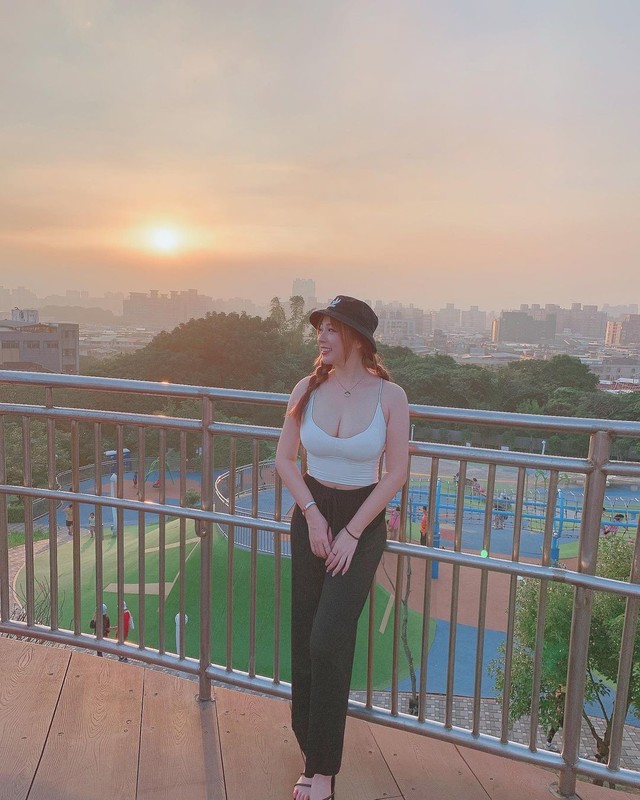 廢文女紙低胸細肩帶自拍燦爛笑容與迷人深溝畫面超美 - 美女圖 -