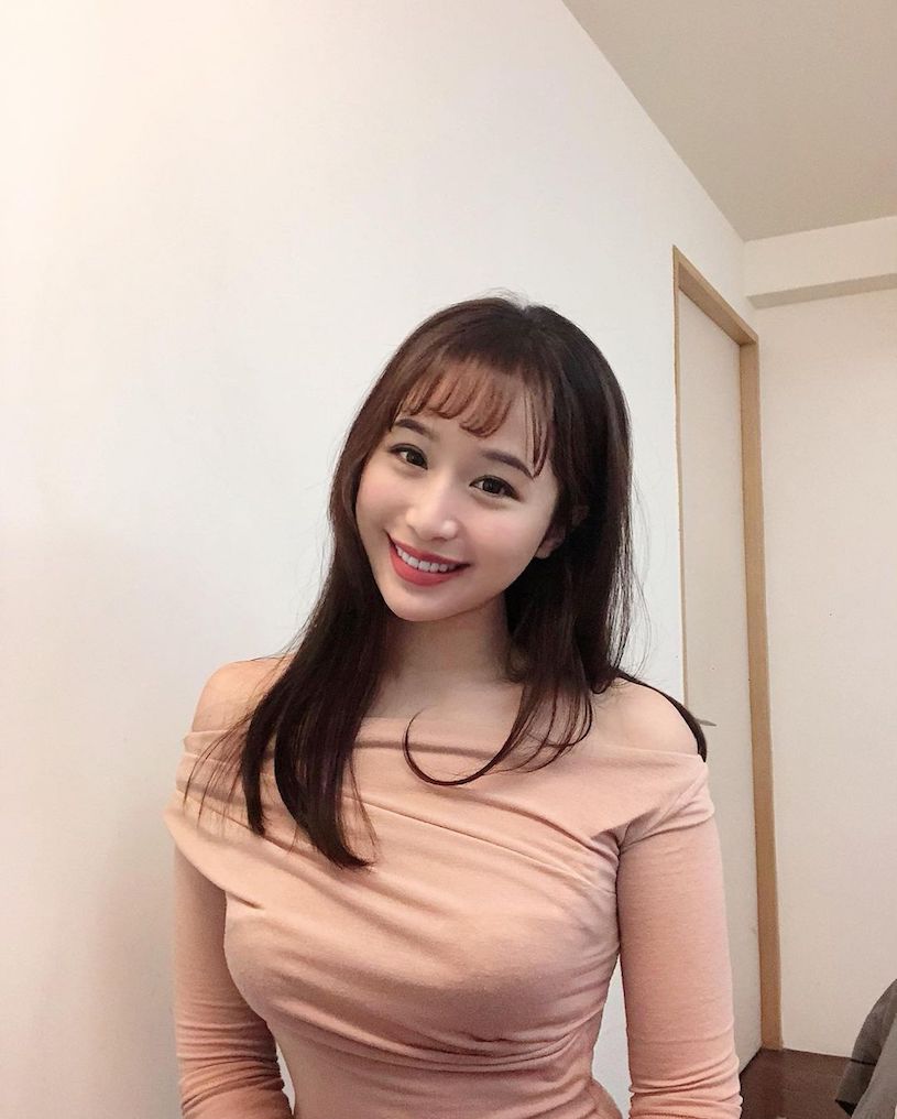 長榮天菜空姐「Chloe」迷人顏值好撩人，穿平口洋裝「性感曲線」飽滿到不行！