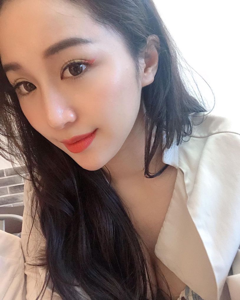 長榮天菜空姐「Chloe」迷人顏值好撩人，穿平口洋裝「性感曲線」飽滿到不行！