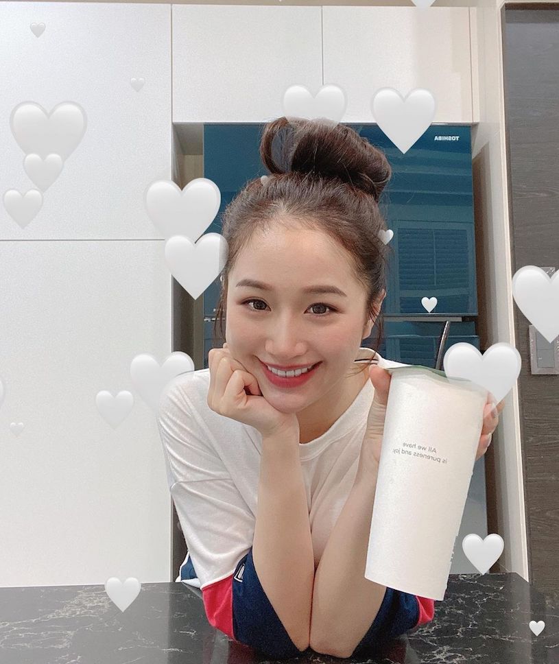 長榮天菜空姐「Chloe」迷人顏值好撩人，穿平口洋裝「性感曲線」飽滿到不行！
