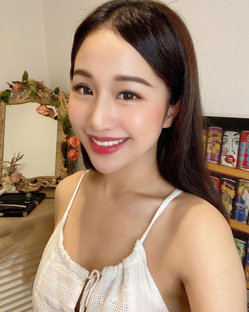 長榮天菜空姐「Chloe」迷人顏值好撩人，穿平口洋裝「性感曲線」飽滿到不行！