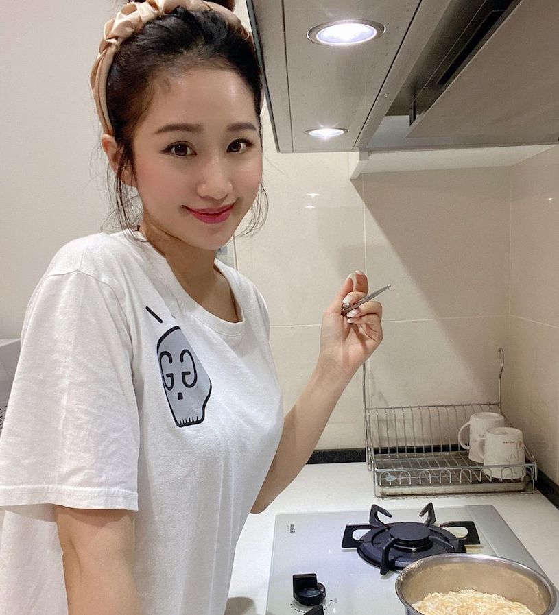 長榮天菜空姐「Chloe」迷人顏值好撩人，穿平口洋裝「性感曲線」飽滿到不行！