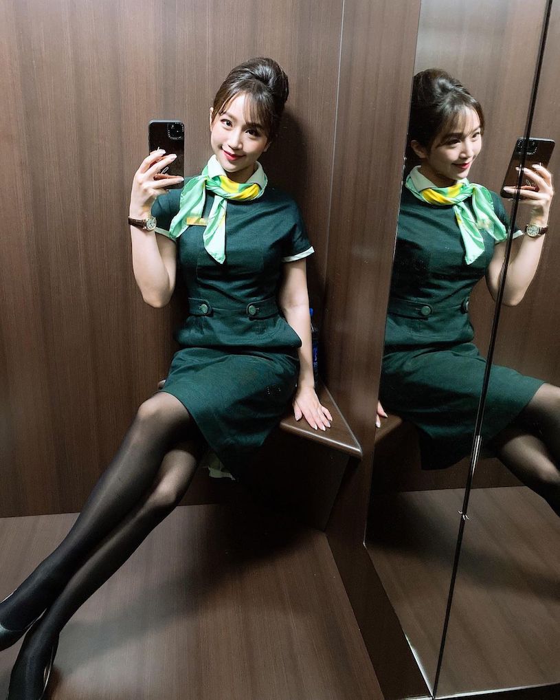 長榮天菜空姐「Chloe」迷人顏值好撩人，穿平口洋裝「性感曲線」飽滿到不行！