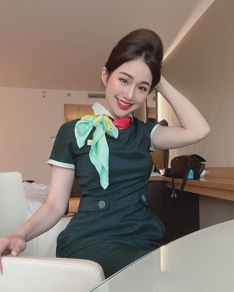 長榮天菜空姐「Chloe」迷人顏值好撩人，穿平口洋裝「性感曲線」飽滿到不行！