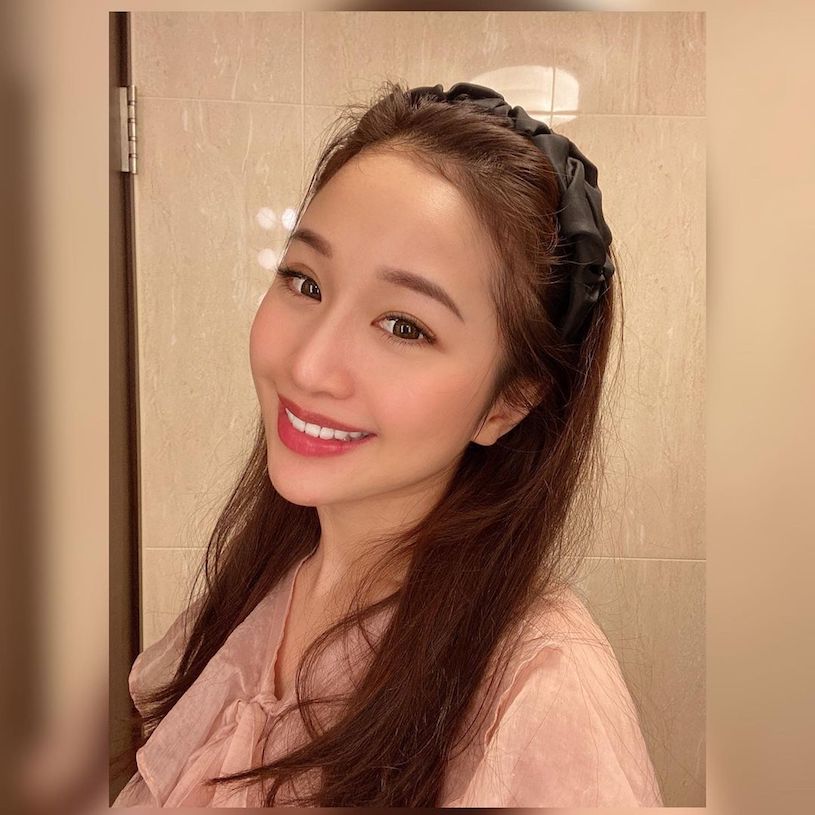 長榮天菜空姐「Chloe」迷人顏值好撩人，穿平口洋裝「性感曲線」飽滿到不行！
