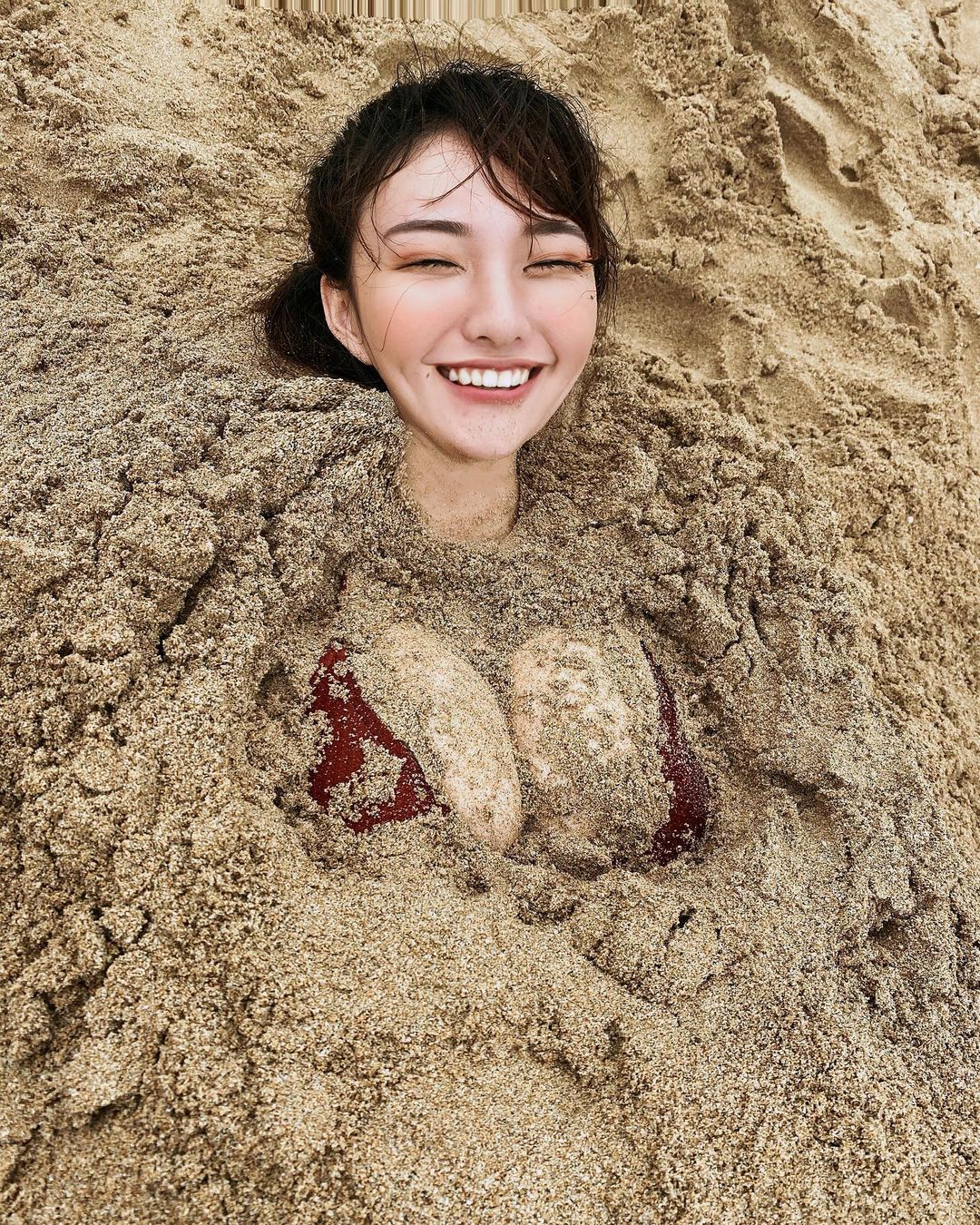 墾丁海邊出現正妹自埋「巨乳炸彈」！超雪白肉球裹滿沙，網友驚呼：好想吃花生麻糬！