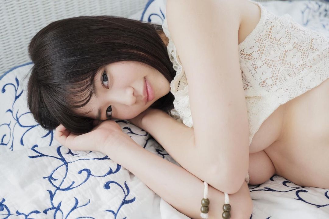 巨乳白衣天使「鈴原りこ」飽滿F級乳彈嬌嫩欲滴　肉感十足「胴體曲線」色氣炸裂螢幕