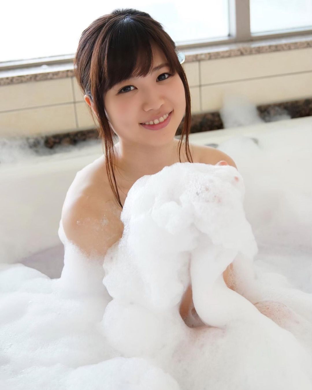 巨乳白衣天使「鈴原りこ」飽滿F級乳彈嬌嫩欲滴　肉感十足「胴體曲線」色氣炸裂螢幕