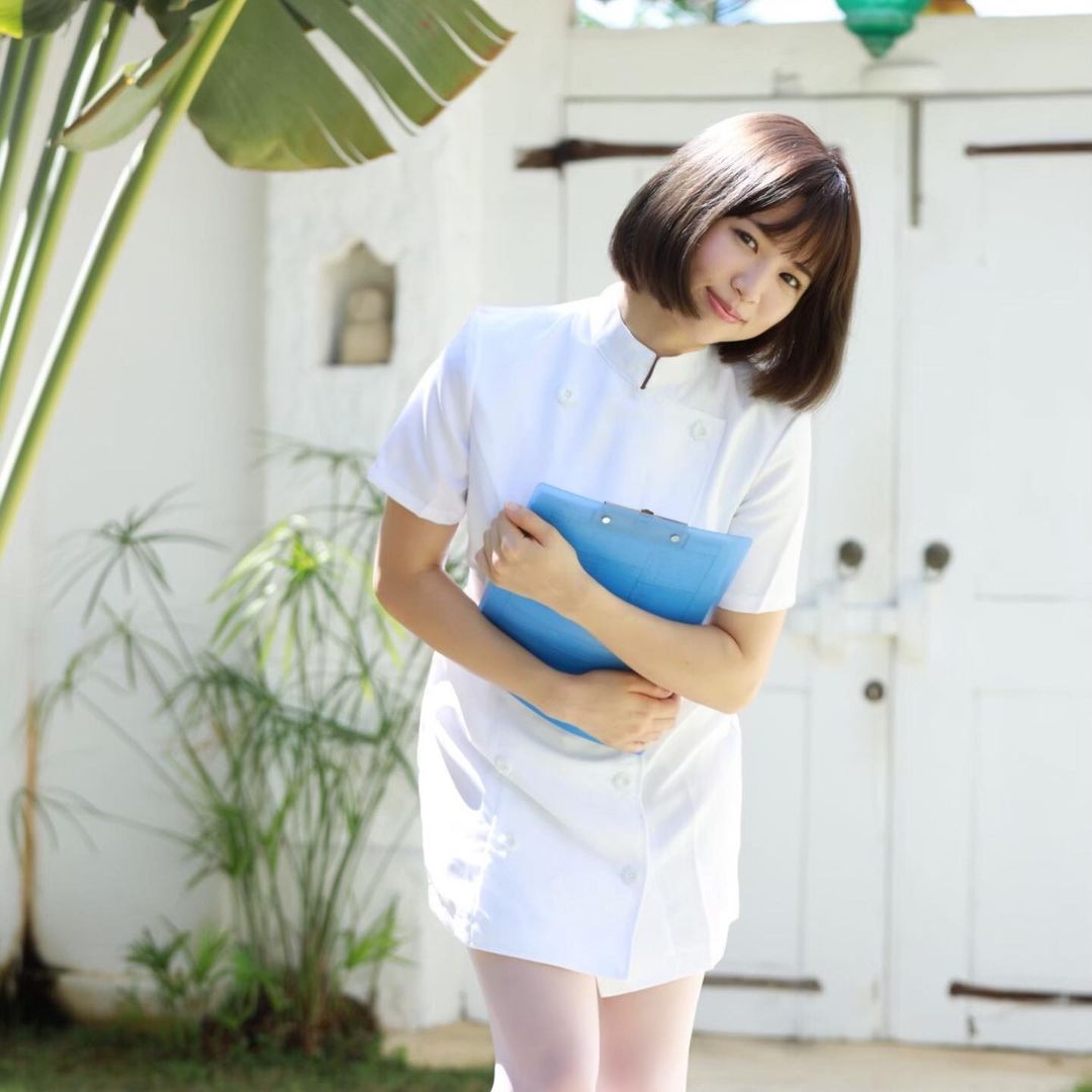 巨乳白衣天使「鈴原りこ」飽滿F級乳彈嬌嫩欲滴　肉感十足「胴體曲線」色氣炸裂螢幕