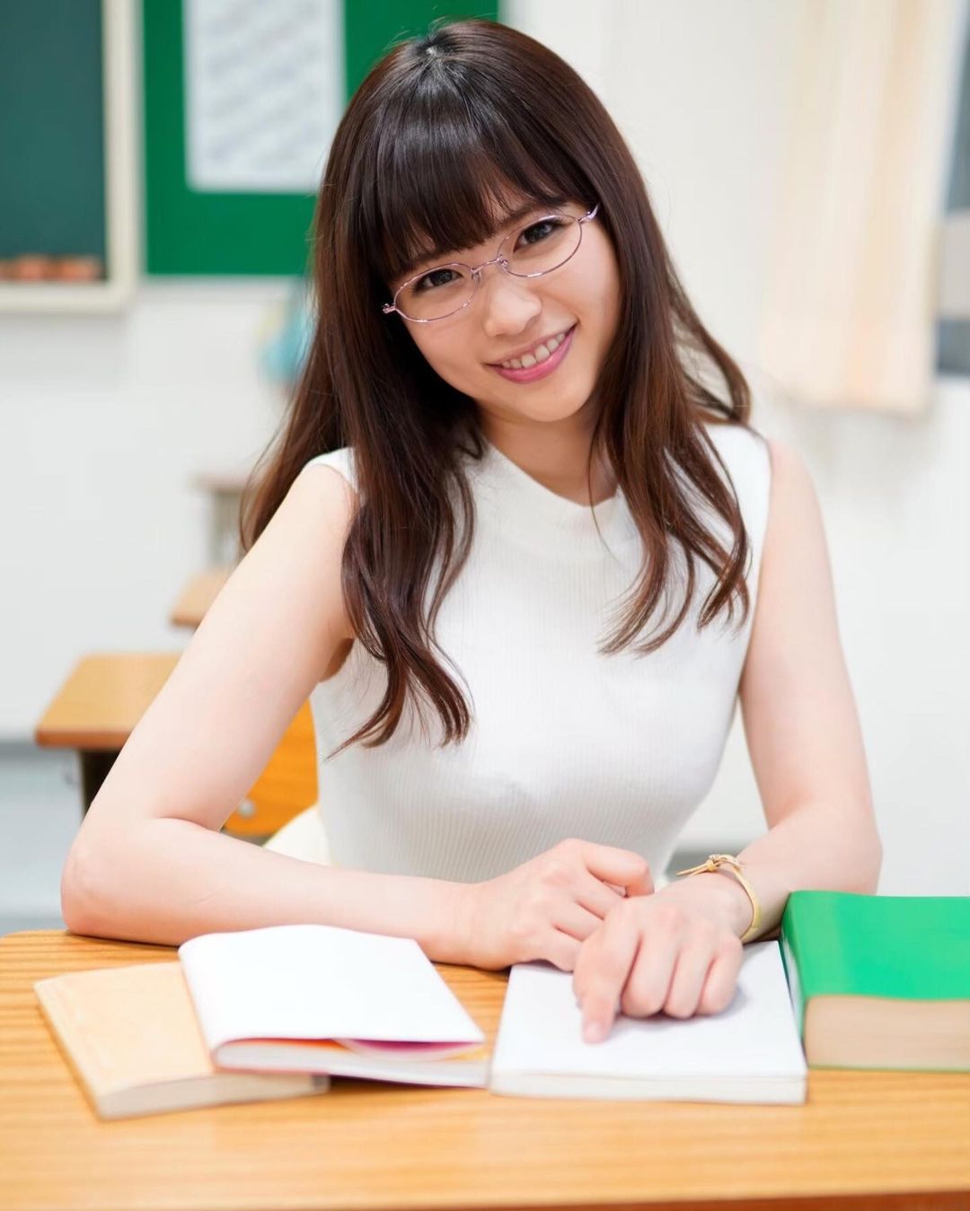巨乳白衣天使「鈴原りこ」飽滿F級乳彈嬌嫩欲滴　肉感十足「胴體曲線」色氣炸裂螢幕