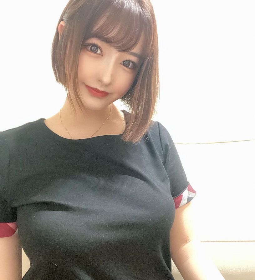 法律系20歲正妹「美豔造型」讓人驚艷，極致的「美乳曲線」好誘惑人心！