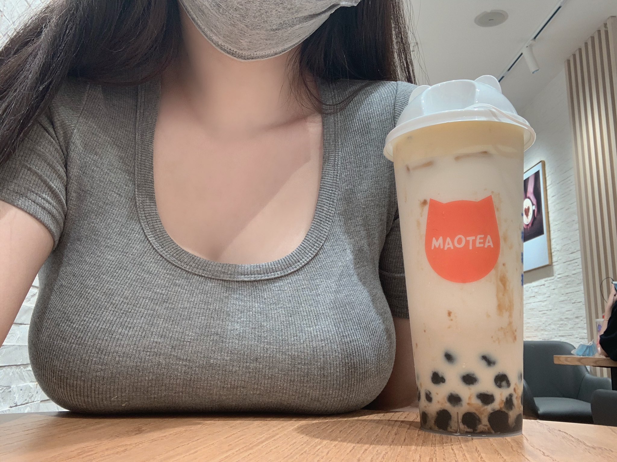 「強國巨乳妹」作風超猖狂，不只掀衣露南半球，和朋友喝酒更是「只穿蕾絲內衣」！