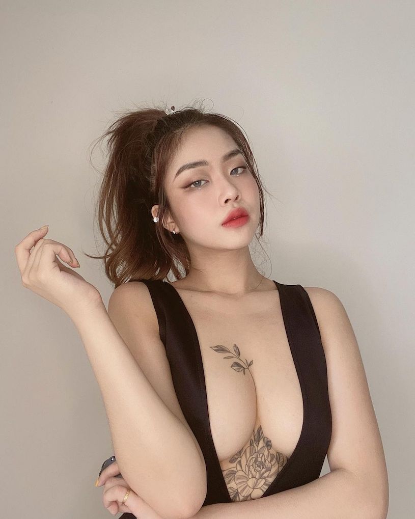 巨乳正妹Elva「素顏照超有誠意」，附帶兩顆渾圓大乳球！