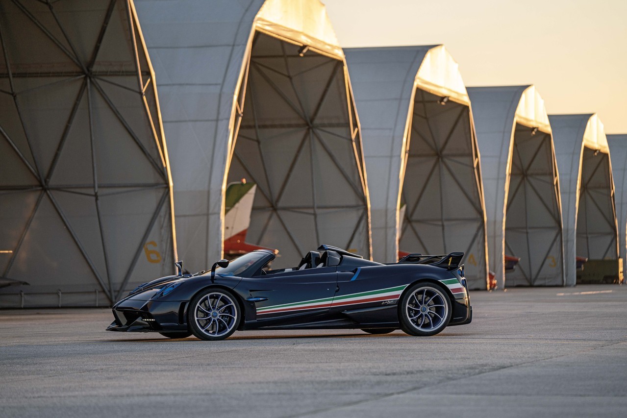 https___hk.hypebeast.com_files_2020_12_pagani-huayra-tricolore-italian-air-force.jpg