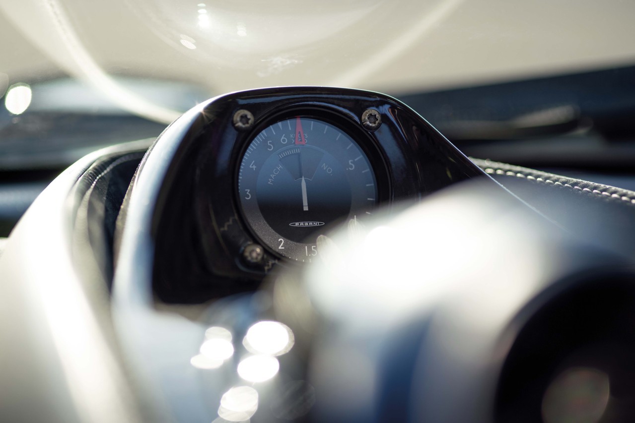 https___hk.hypebeast.com_files_2020_12_pagani-huayra-tricolore-italian-air-force.jpg