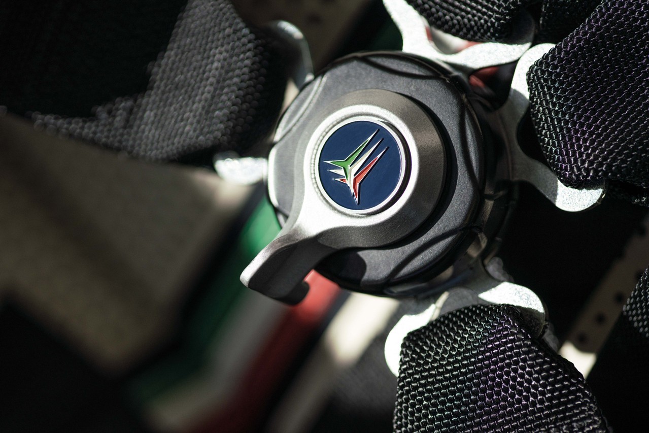 https___hk.hypebeast.com_files_2020_12_pagani-huayra-tricolore-italian-air-force.jpg