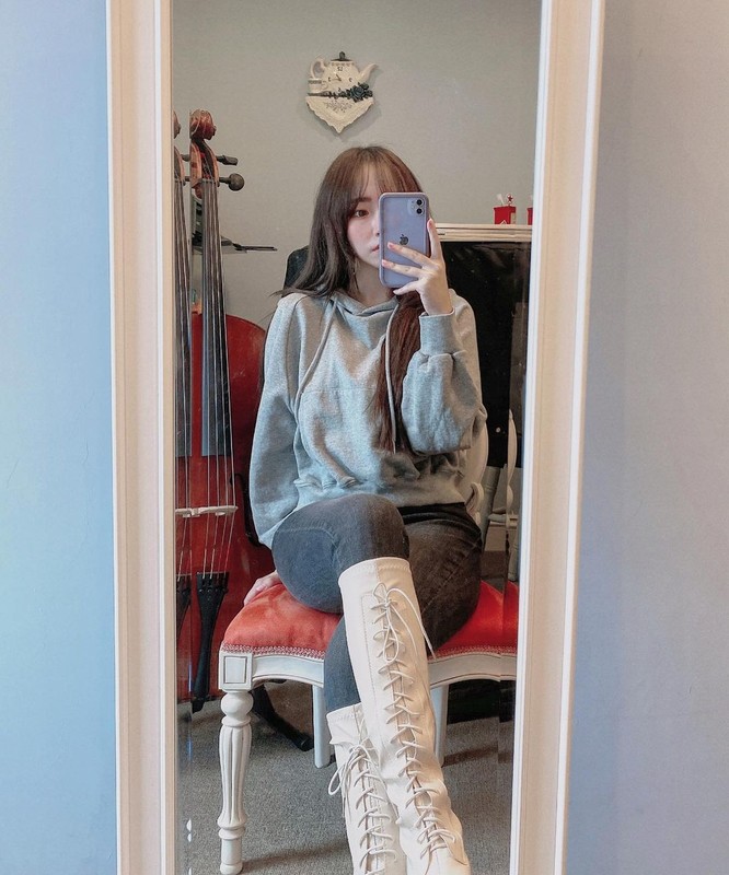 A4腰正妹Yuru穿上粉紅內衣難得解放性感好身材 - 美女圖 -