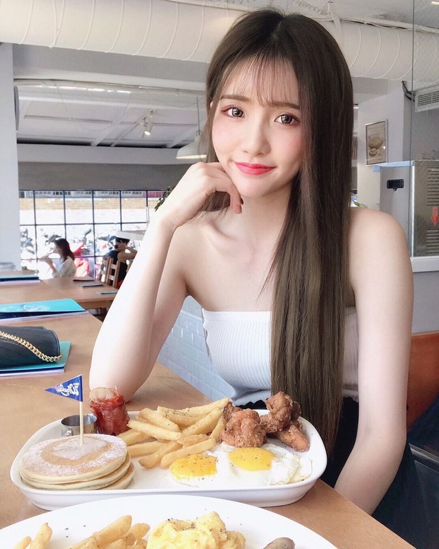 正妹安恬甜美用餐超萌臉蛋與微露事業線超正讓人戀愛, 正妹安恬甜美用餐超萌臉蛋與微露事業線超正讓人戀愛 mitaotv9.com