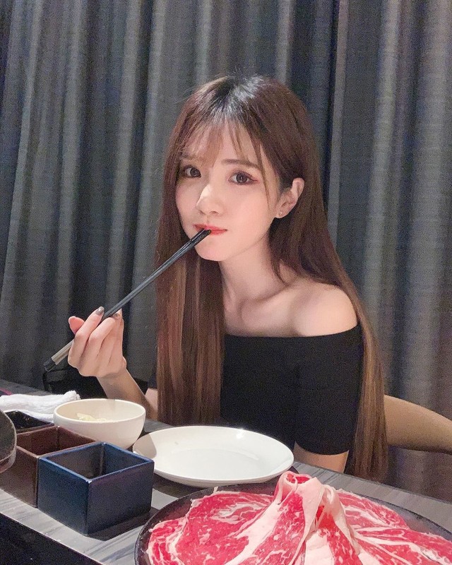 正妹安恬甜美用餐超萌臉蛋與微露事業線超正讓人戀愛, 正妹安恬甜美用餐超萌臉蛋與微露事業線超正讓人戀愛 mitaotv9.com