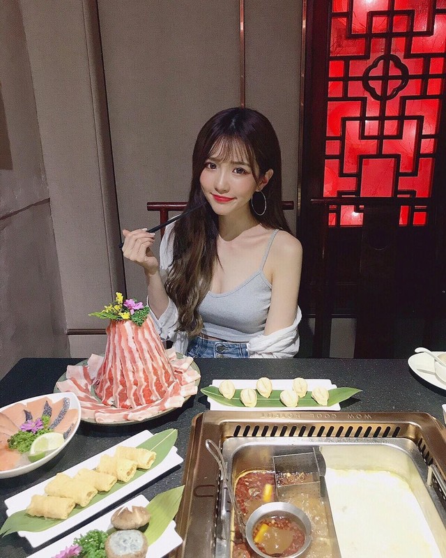 正妹安恬甜美用餐超萌臉蛋與微露事業線超正讓人戀愛, 正妹安恬甜美用餐超萌臉蛋與微露事業線超正讓人戀愛 mitaotv9.com