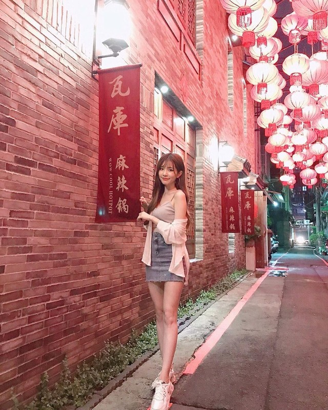 正妹安恬甜美用餐超萌臉蛋與微露事業線超正讓人戀愛, 正妹安恬甜美用餐超萌臉蛋與微露事業線超正讓人戀愛 mitaotv9.com