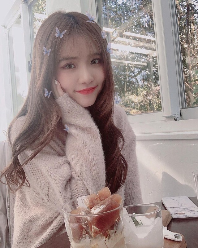 正妹安恬甜美用餐超萌臉蛋與微露事業線超正讓人戀愛, 正妹安恬甜美用餐超萌臉蛋與微露事業線超正讓人戀愛 mitaotv9.com