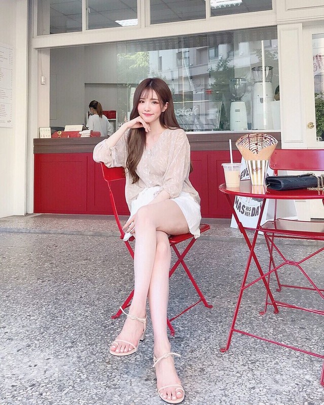 正妹安恬甜美用餐超萌臉蛋與微露事業線超正讓人戀愛, 正妹安恬甜美用餐超萌臉蛋與微露事業線超正讓人戀愛 mitaotv9.com