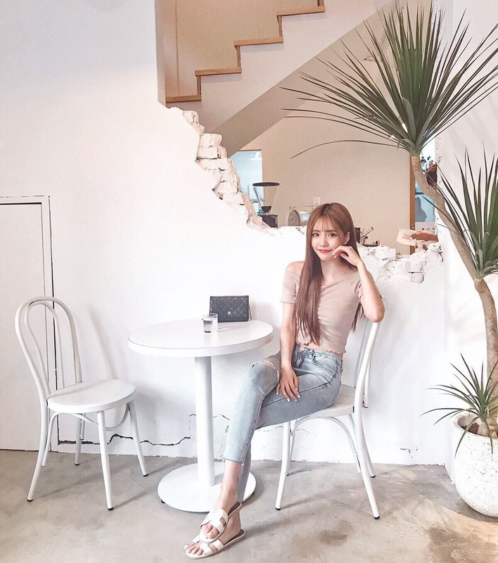 正妹安恬甜美用餐超萌臉蛋與微露事業線超正讓人戀愛, 正妹安恬甜美用餐超萌臉蛋與微露事業線超正讓人戀愛 mitaotv9.com