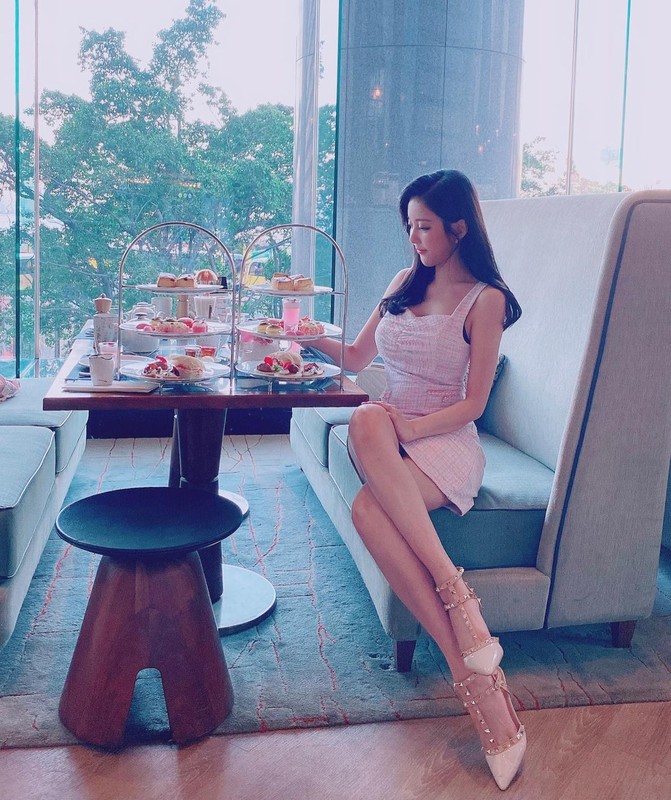 香港正妹Wing（歐詠怡）優美坐窗邊超美身材曲線與一雙妹腿超搶鏡, 香港正妹Wing（歐詠怡）優美坐窗邊超美身材曲線與一雙妹腿超搶鏡 mitaotv9.com