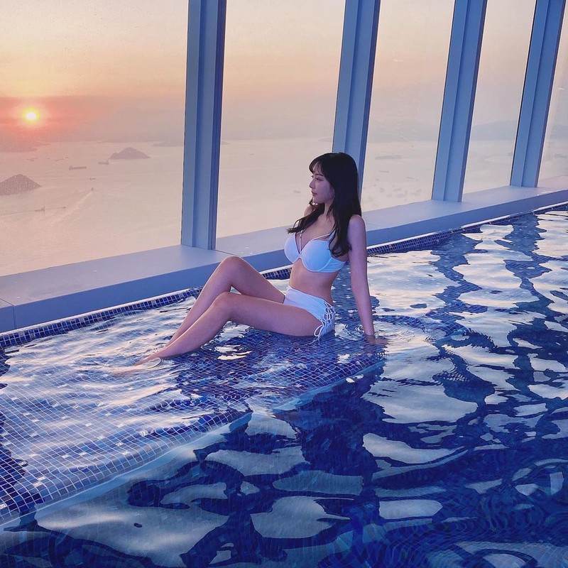 香港正妹Wing（歐詠怡）優美坐窗邊超美身材曲線與一雙妹腿超搶鏡, 香港正妹Wing（歐詠怡）優美坐窗邊超美身材曲線與一雙妹腿超搶鏡 mitaotv9.com