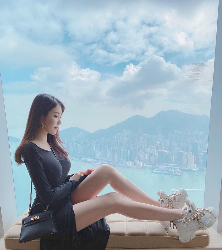 香港正妹Wing（歐詠怡）優美坐窗邊超美身材曲線與一雙妹腿超搶鏡, 香港正妹Wing（歐詠怡）優美坐窗邊超美身材曲線與一雙妹腿超搶鏡 mitaotv9.com