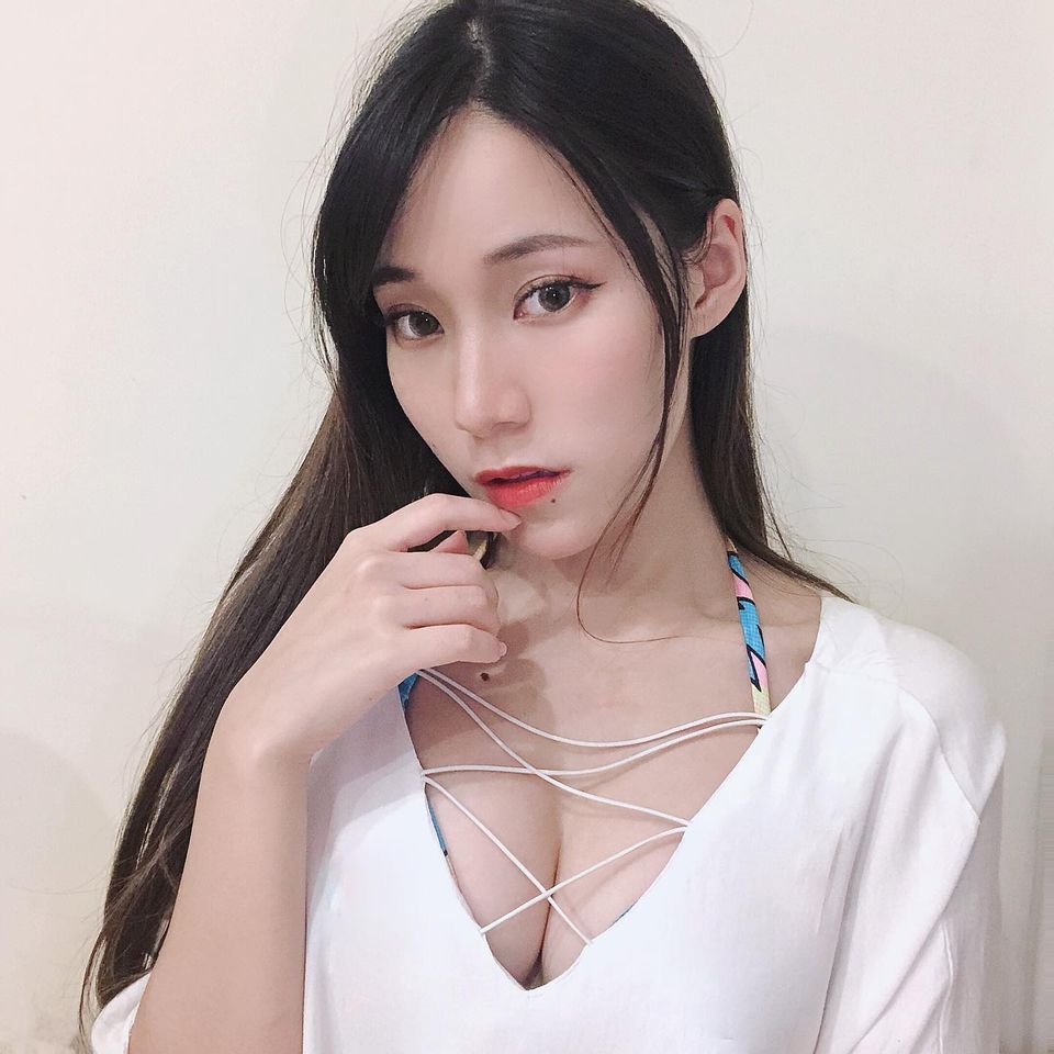 氣質超加分！甜美 Model「心兒」白皙美腿＋渾圓酥胸 讓回頭率 Up Up