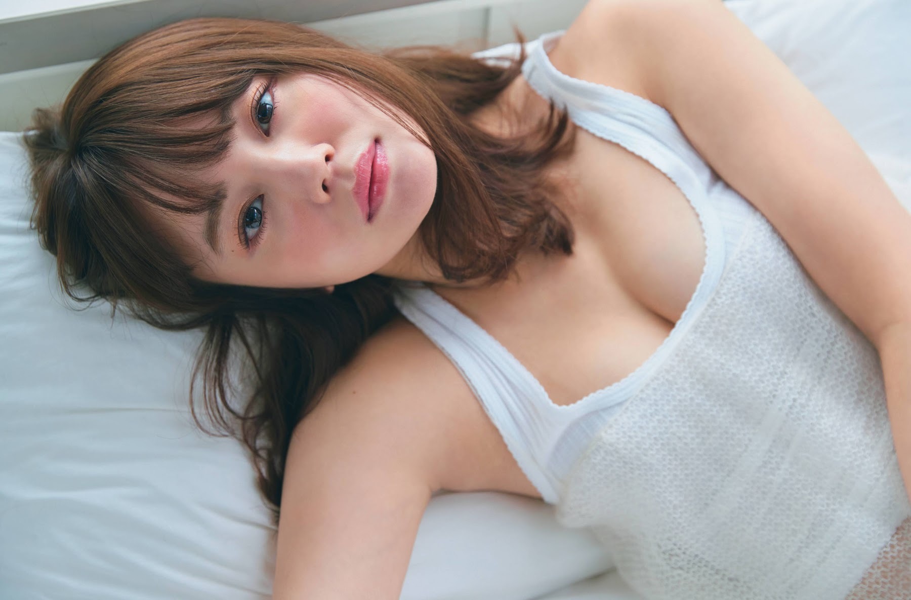 崛北真希妹妹「NANAMI」半裸解放稚嫩肉體　上空環抱「渾圓雪乳」畫面讓人噴鼻血