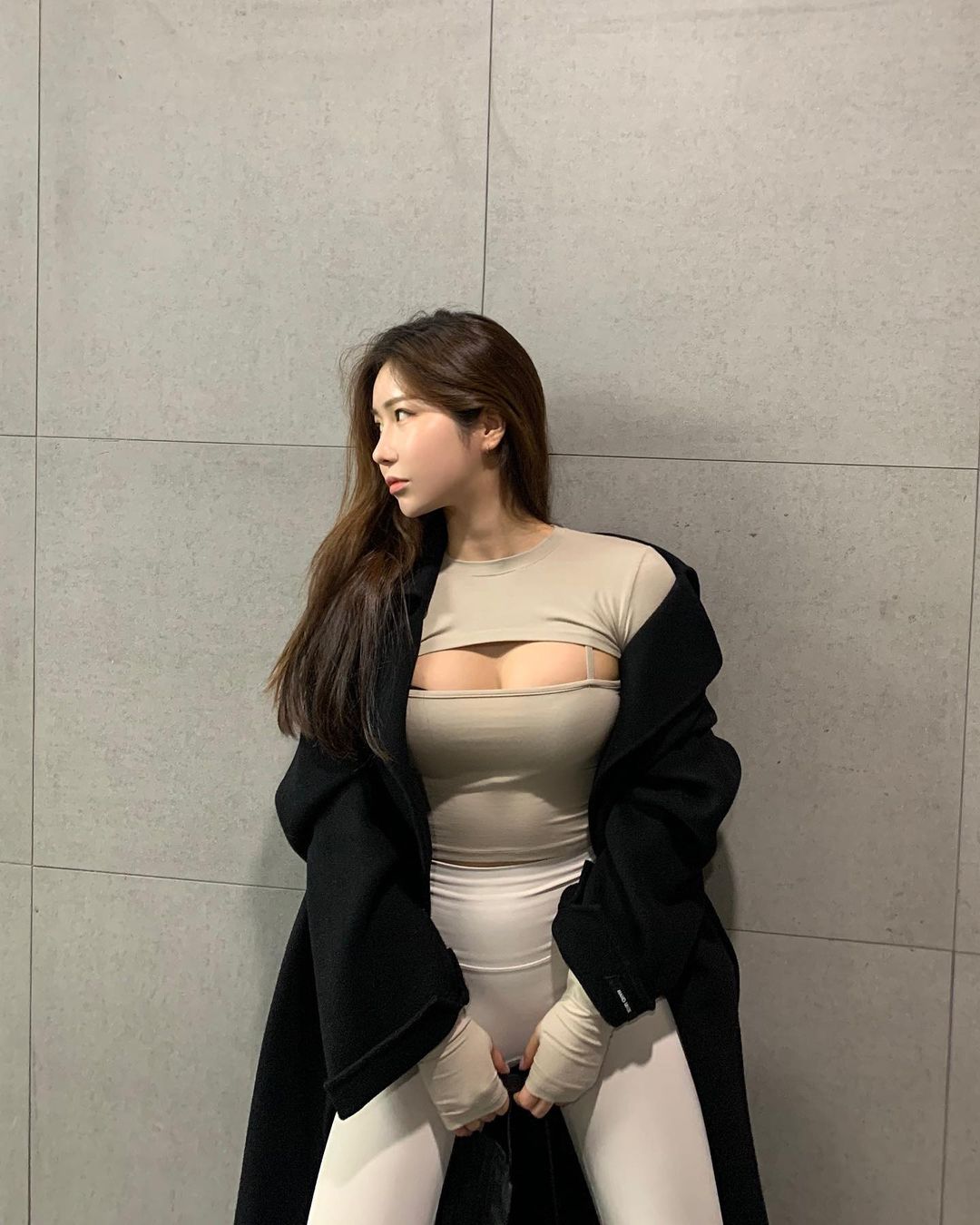 韓國「巨乳姐姐」把袖套衣服穿出性感新高度　快滿出的乳量太猖狂