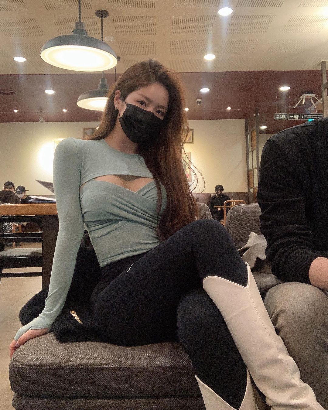 韓國「巨乳姐姐」把袖套衣服穿出性感新高度　快滿出的乳量太猖狂