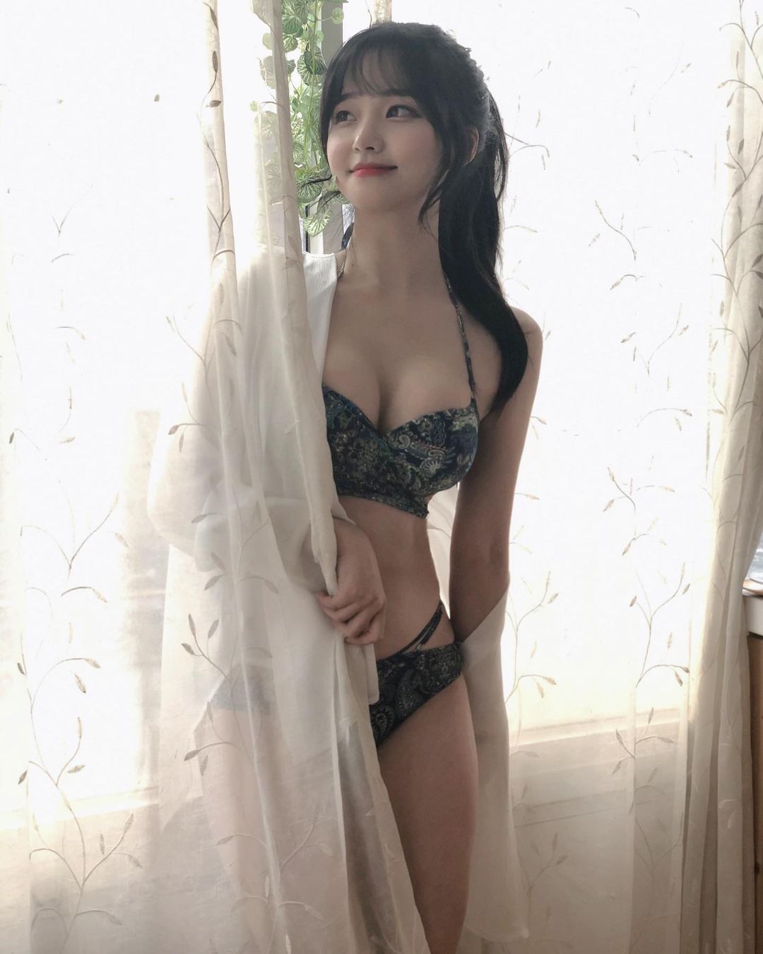 來廚房驚見「甜美小廚娘」坐在流理台把自己當佳餚　如果可以，先來杯牛奶好嗎&#8230;？