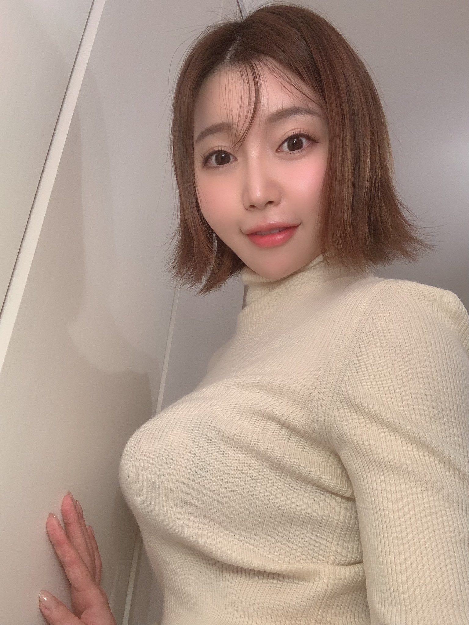 「G 杯豪乳」溢出！「古河由衣」比基尼裝現身　甜問：藍色、紅色你喜歡哪個？