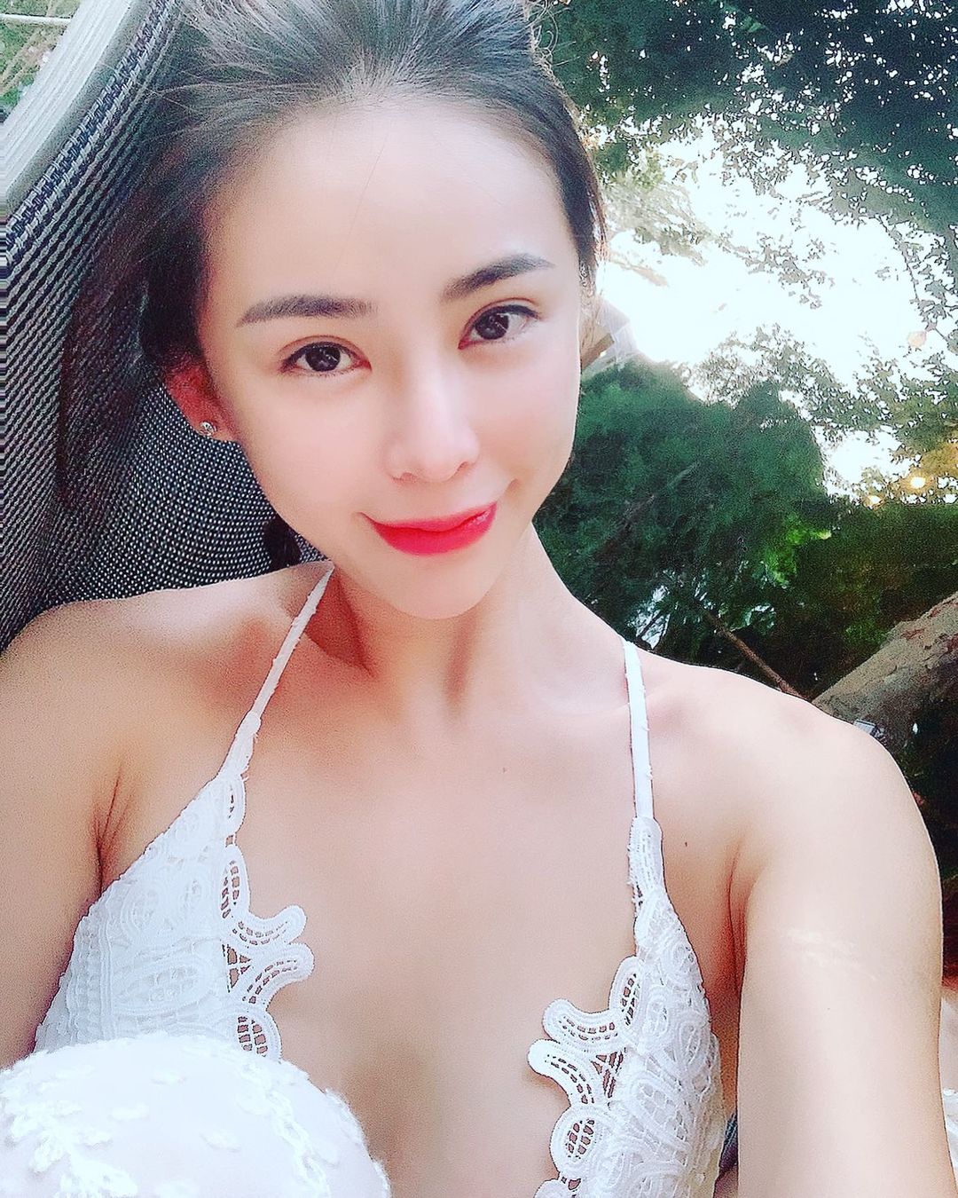 熱愛海水的美人！Nicole 比基尼上身 大曬美胸＋纖腰曲線超火辣