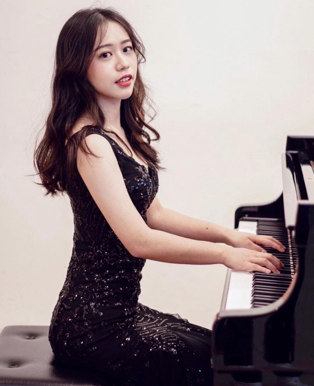 【GG扑克】清大音樂研究所「祝晨瑄」氣質滿分　彈鋼琴的模樣讓人戀愛