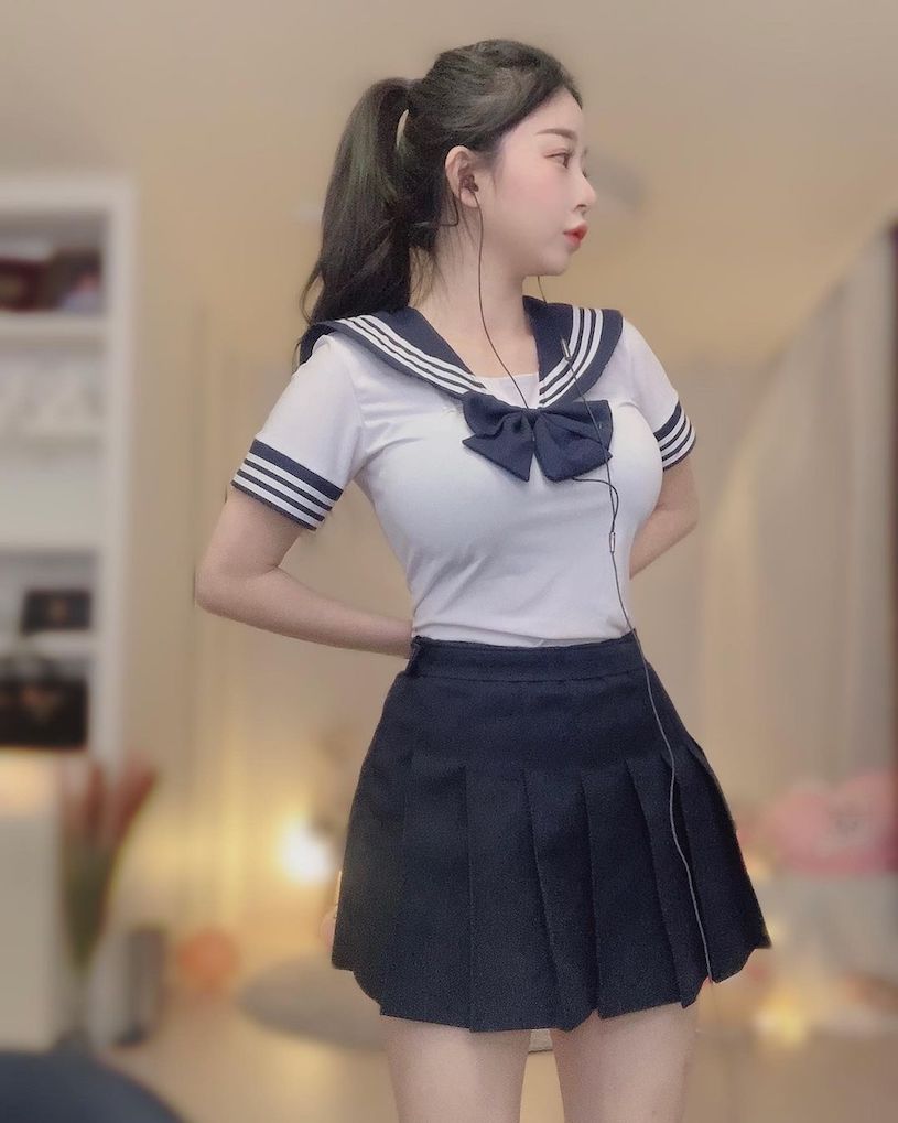 慶熙大學日本妹子「最愛在家穿高校服」，「邪惡的胸型」散發滿滿嫵媚感！