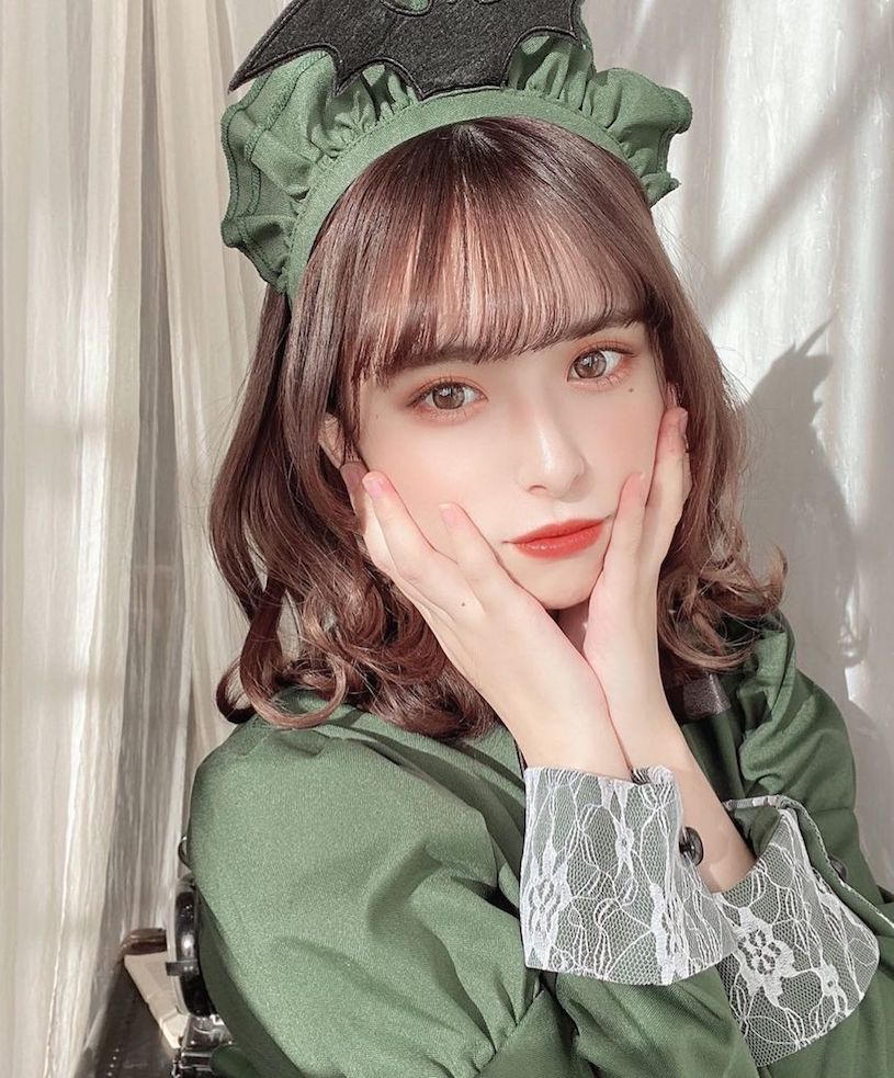 18歲制服正妹「熊熊裝露出蕾絲內衣」，「蘿莉曲線」惹人憐愛！