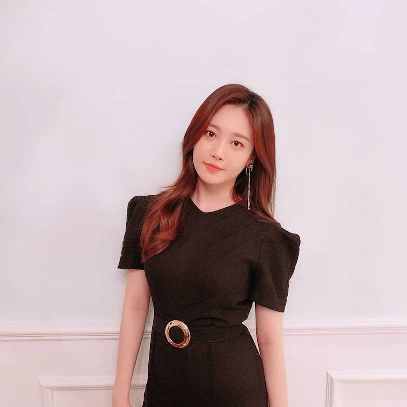 最正畫家！氣質長髮正妹「擁火辣曲線」，白嫩美腿價值5億韓元！