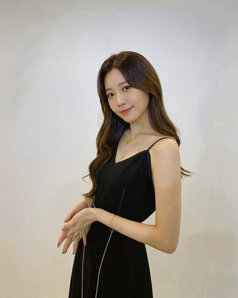 最正畫家！氣質長髮正妹「擁火辣曲線」，白嫩美腿價值5億韓元！