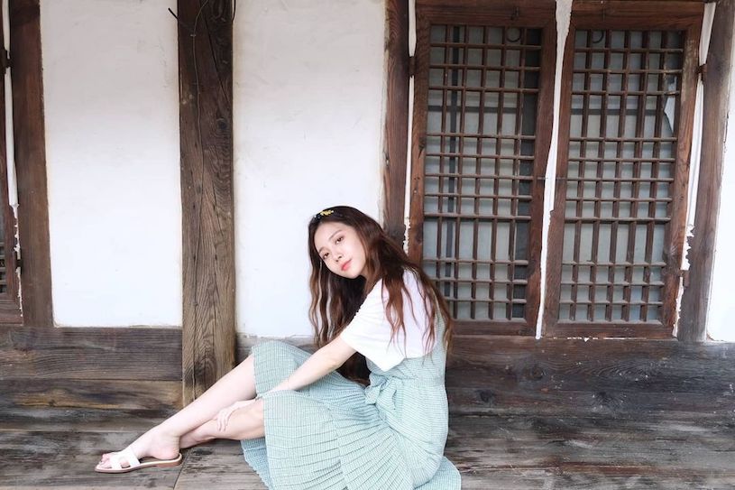 最正畫家！氣質長髮正妹「擁火辣曲線」，白嫩美腿價值5億韓元！