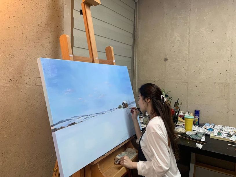 最正畫家！氣質長髮正妹「擁火辣曲線」，白嫩美腿價值5億韓元！