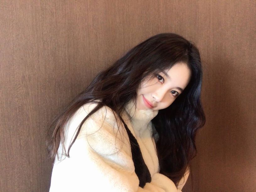 最正畫家！氣質長髮正妹「擁火辣曲線」，白嫩美腿價值5億韓元！